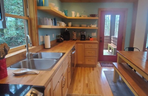 Cashiers Cabin | Cozy 2 bedroom, pet friendly cabin in Cashiers, NC with spectacular views.