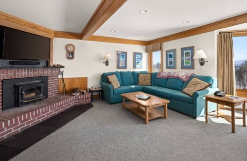 Moscow Cabin | Cozy 2-bedroom resort cabin, with many amenities in charming Stowe, Vermont.