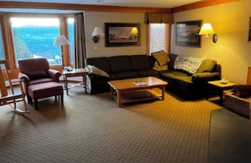 Moscow Condo | Cozy 2-bedroom Trapp Family Lodge ski Guest House in Stowe VT