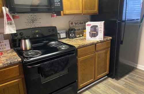 Sandy Springs Apartment | Cozy 2-bedroom with AC and WiFi in welcoming Sandy Springs