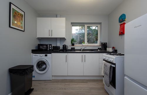 Woking House | Cozy 2 bedroom with parking