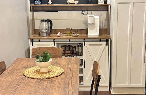 Clifton Heights House | Cozy 2-bedrooms with Bourbon Barrel Table, Kentucky Horse theme & renovated bath
