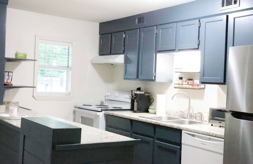 Hattiesburg Apartment | Cozy 2 BR Bungalow - Near dining- college + patio