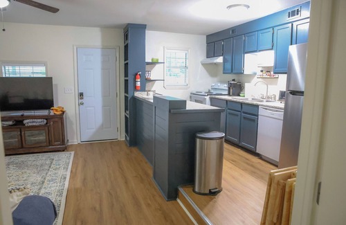 Hattiesburg Apartment | Cozy 2 BR Bungalow - Near dining- college + patio