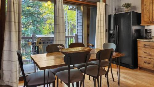 Warrior's Mark House | Cozy 2 BR Condo in Town Walk to Main St Skiing