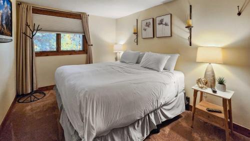Warrior's Mark House | Cozy 2 BR Condo in Town Walk to Main St Skiing