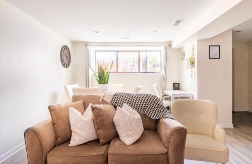 East Garfield Park Apartment | Cozy 2 brm apartment mins away from United Center