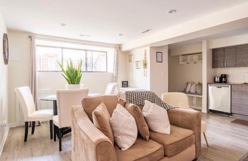 East Garfield Park Apartment | Cozy 2 brm apartment mins away from United Center