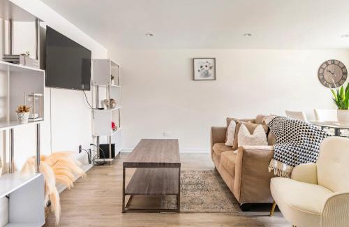 East Garfield Park Apartment | Cozy 2 brm apartment mins away from United Center