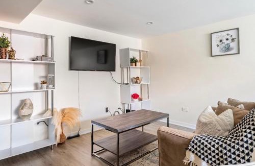 East Garfield Park Apartment | Cozy 2 brm apartment mins away from United Center
