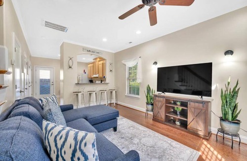 Concord House | Cozy 2B Townhouse King Bed Free Parking TV in BRs