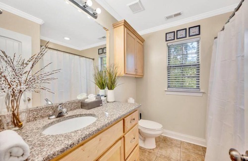 Concord House | Cozy 2B Townhouse King Bed Free Parking TV in BRs