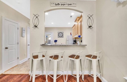 Concord House | Cozy 2B Townhouse King Bed/Jacuzzi/TV in BRs
