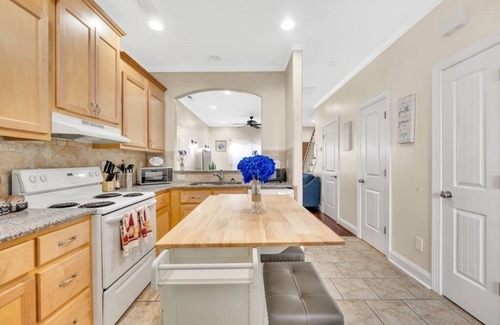 Concord House | Cozy 2B Townhouse King Bed/Jacuzzi/TV in BRs