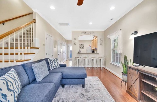 Concord House | Cozy 2B Townhouse King Bed/Jacuzzi/TV in BRs
