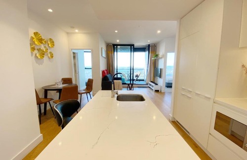 Box Hill Apartment | Cozy 2B2B Apartment with Free Parking & Penthouse Pool