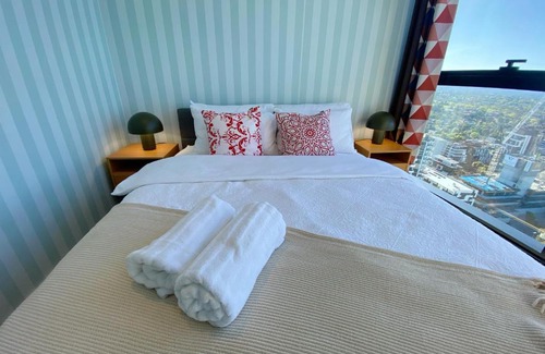 Box Hill Apartment | Cozy 2B2B Apartment with Free Parking & Penthouse Pool