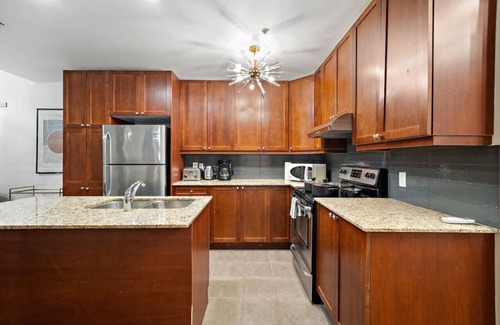 Cite Multimedia Apartment | Cozy 2BD loft Hotel Suite-Old Montreal B3