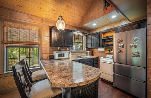 Mentone Cabin | Cozy 2BR 1.5 bath Hot Tub Fast WIFI Fire Pits King 2 Twin