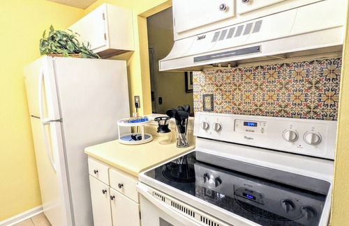 Greensboro Condo | Cozy 2BR/1BA Condo with Modern Furnishings, High-Speed Wi-Fi, In-Unit Laundry