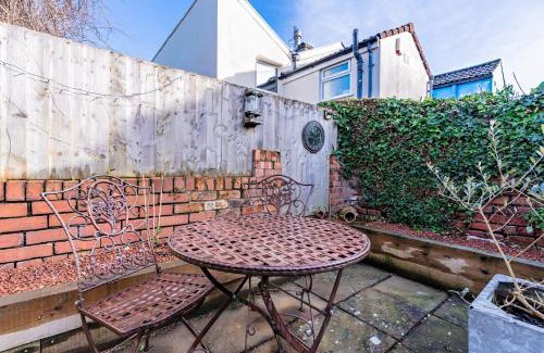 Westbury on Trym Apartment | Cozy 2BR apartment w/sauna & patio garden