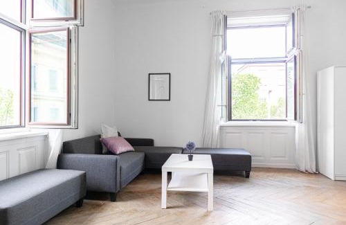 Wahring Apartment | Cozy 2BR Apt. near AKH Hospital-ideal for Longstay
