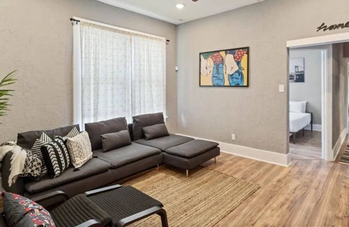 Alta Vista Apartment | Cozy 2BR Apt Near River Walk w/ Wifi, Laundry, A/C