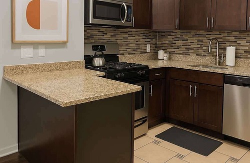 Chicago Apartment | Cozy 2BR Apt w/Washer & Dryer
