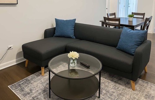 Chicago Apartment | Cozy 2BR Apt w/Washer & Dryer