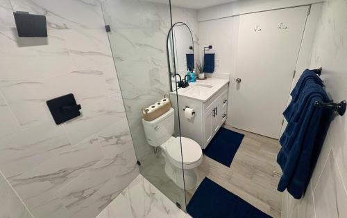 Vancouver House | Cozy 2BR - Backyard Fun and Dog Friendly - sleeps 6