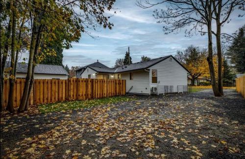 Vancouver House | Cozy 2BR - Backyard Fun and Dog Friendly - sleeps 6