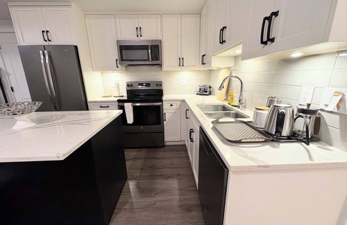 Surrey House | Cozy 2BR basement suite 5 mins from Elgin Park