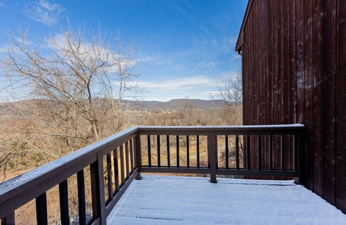 Vernon Condo | Cozy 2BR condo w/valley views