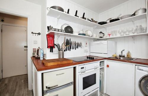 Harrow Road Apartment | Cozy 2BR Flat Central London Sleeps 3