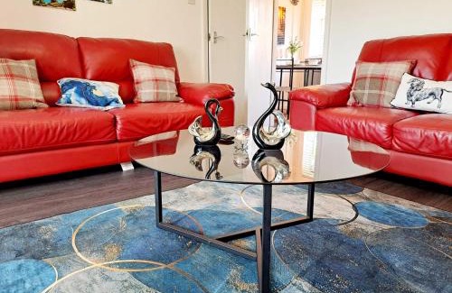 Leeds Apartment | Cozy 2BR Home Leeds Free Parking & Wifi Pets Welcome