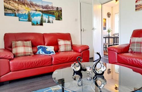 Leeds Apartment | Cozy 2BR Home Leeds Free Parking & Wifi Pets Welcome