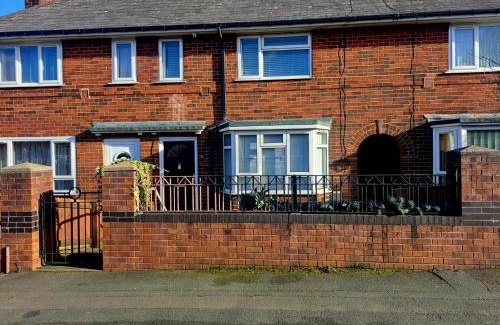 Leeds Apartment | Cozy 2BR Home Leeds Free Parking & Wifi Pets Welcome