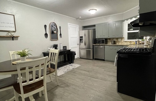 Enid House | Cozy 2BR Lincoln House
