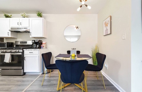 Newark Hotel | Cozy 2BR Modern Free Parking ! 30 min to NYC !