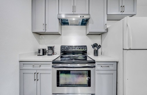 West San Jose Apartment | Cozy 2BR near Santana, w fast Wi Fi