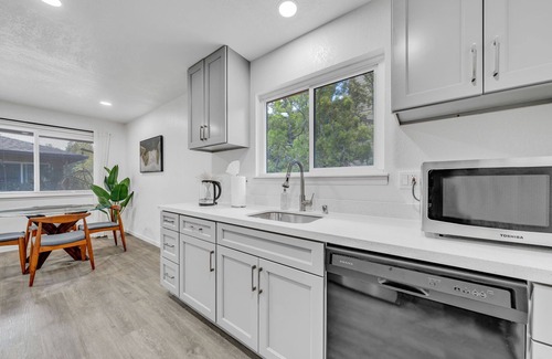 West San Jose Apartment | Cozy 2BR near Santana, w fast Wi Fi