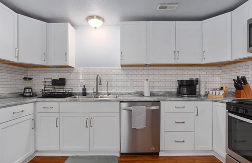 Warrensburg House | Cozy 2BR Near UCM King Beds|Family Friendly