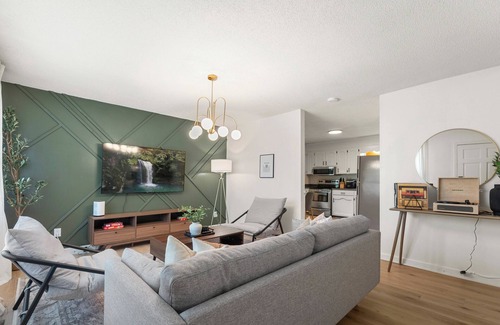 Wellford House | Cozy 2BR newly renovated mid-century modern duplex