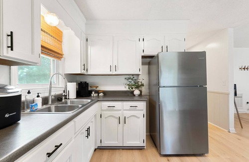 Wellford House | Cozy 2BR newly renovated mid-century modern duplex