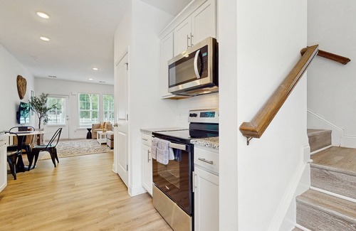 Goose Creek House | Cozy 2BR Pet Friendly Walkable Resort Cottage w/Pool Access