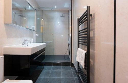 West End Apartment | Cozy 2BR Retreat - City Centre