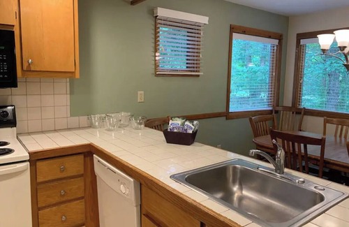East Stroudsburg Resort | Cozy 2BR Suite in Shawnee Village Resort!
