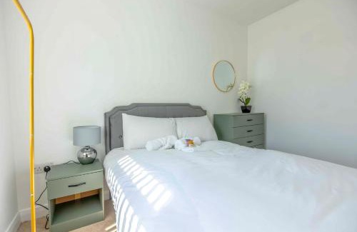 Filton House | Cozy 2BR terrace w/garden & parking