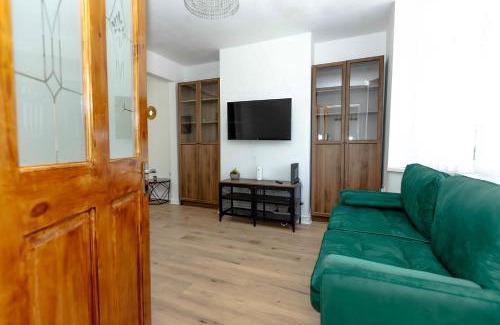 Filton House | Cozy 2BR terrace w/garden & parking