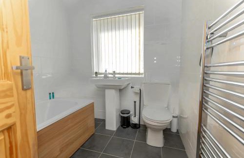Filton House | Cozy 2BR terrace w/garden & parking